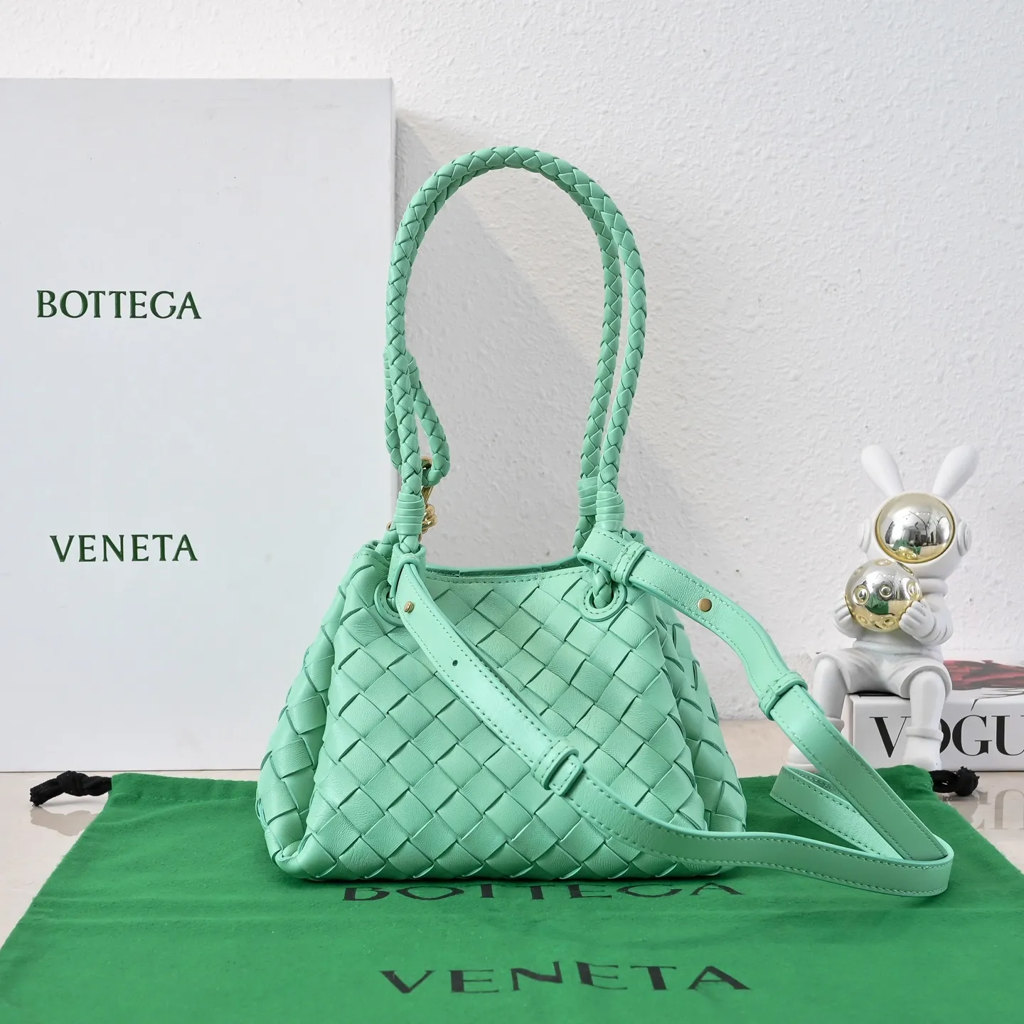 Batch 1760 BV home is new! Andiamo combines Bottega Veneta archives parachute handbags to inherit retro elements and integrate modern trends. The same style as Shu Qi's Beijing Night. It is a continuation of the classic bag. It has three functions: hand carry, shoulder and cross-body. It is embellished with metal brass knot buckles. The capacity of the small one is amazing. It can easily hold sunglasses in a box/small bottle of water/powder powder/charger and other daily necessities when going out. The upper body is versatile. Style number: 6569 Size: 21*17*16.5cm